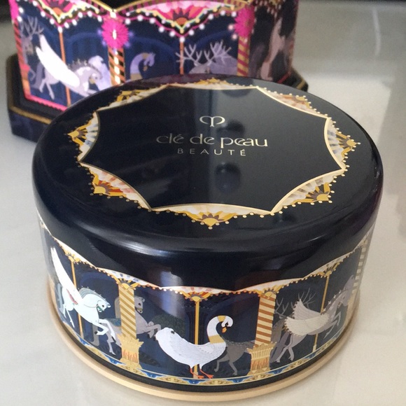 CLE DE PEAU BEAUTE POUDRE LUMINEUSE POUR LE CORPS - Picture 3 of 9